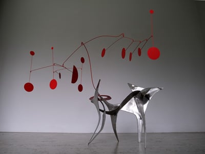 sculpture stabile dans l'esprit de calder , en inox brossé et acier laqué rouge