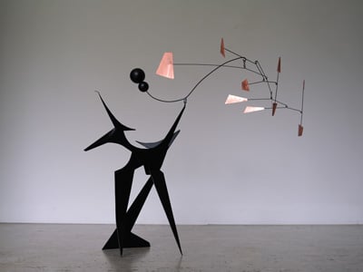 stabile lauqé noir avec du cuivre vernis, stabile sculpture